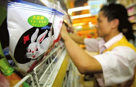“大白兔”奶糖重返北京上架 贴有绿色标签