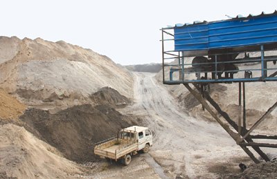 云南寻甸200万吨磷渣露天堆放 紧邻生态水源